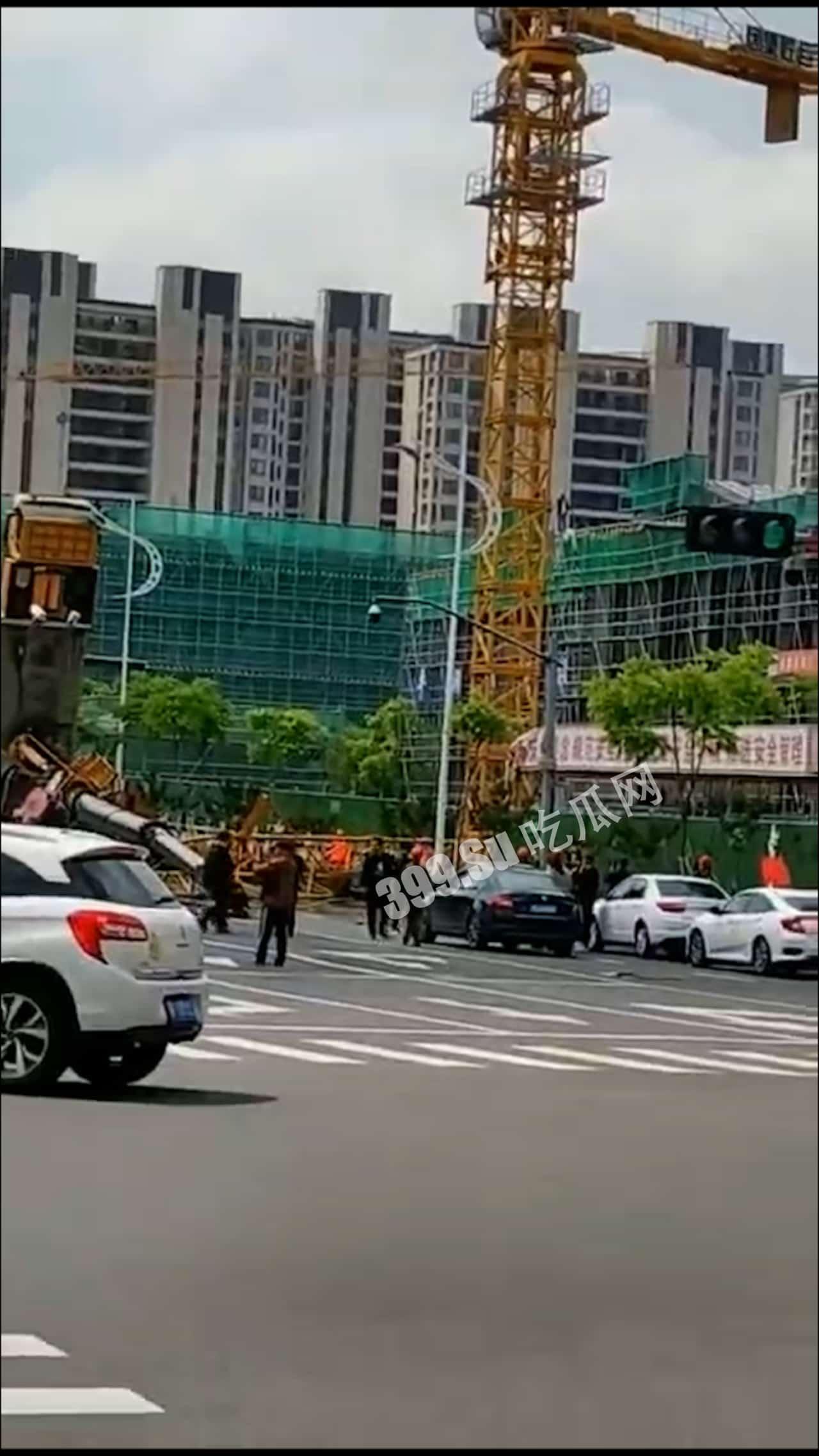 5月8日早上，浙江嘉兴，平湖万家花城这里，疑似吊车倾翻，砸到红色轿车，现场有人受伤严重-1