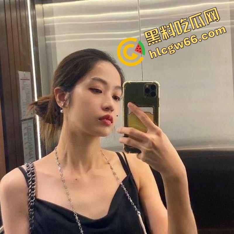 新加坡花店老板娘【Babeyiyi】偷情翻车，良家女干了次黑人就上瘾，嘴含黑屌含到下巴脱臼！-1