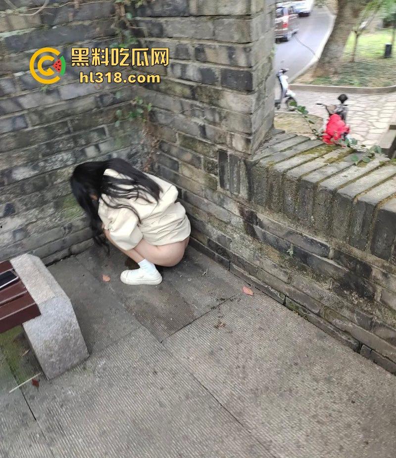 南开大学清纯少女【黄芳玲】网调视频曝光，宿舍水晶假屌自慰诱惑，出租屋上位骑乘疯狂榨精！-5