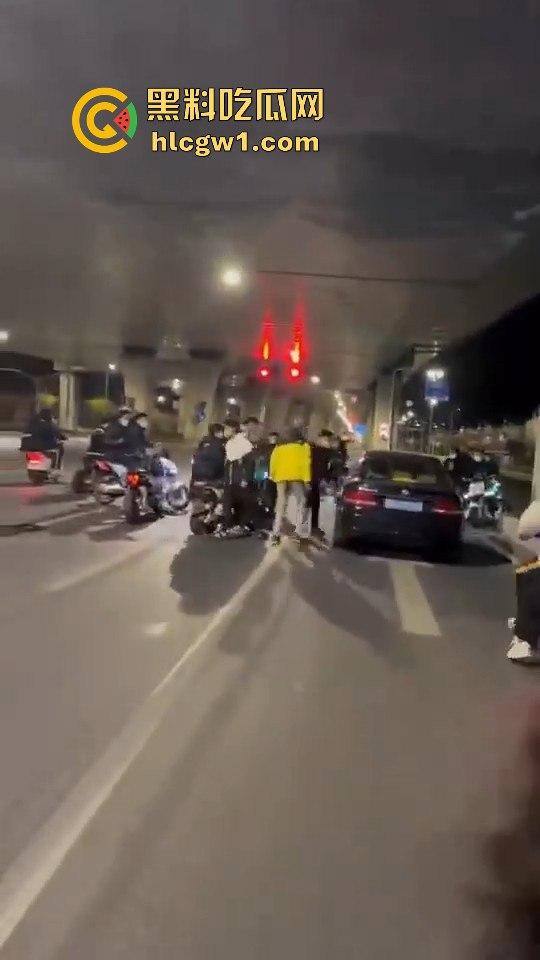 精神小伙炸街惹事!嫌话不好听,踢车砸车还录视频尾随炫耀,真特么无法无天!-1