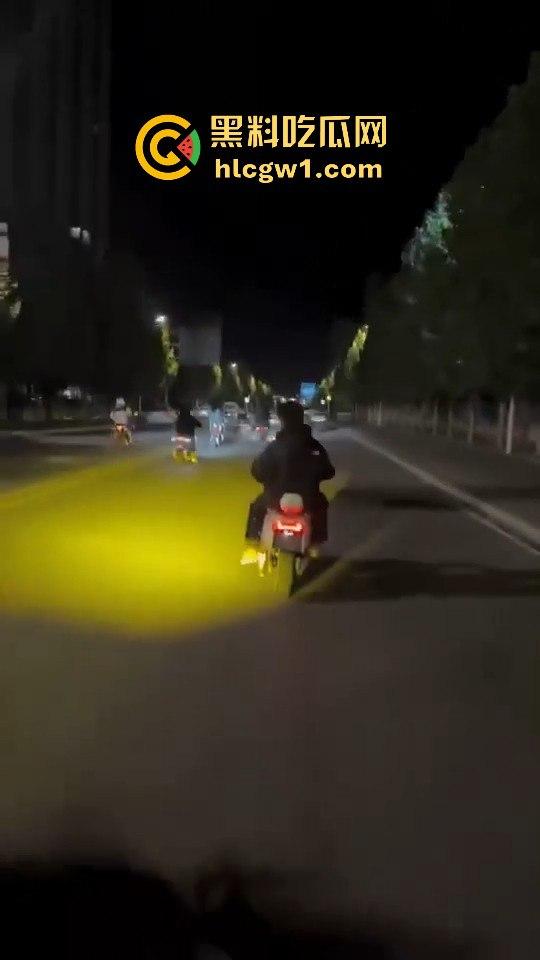 精神小伙炸街惹事!嫌话不好听,踢车砸车还录视频尾随炫耀,真特么无法无天!-9