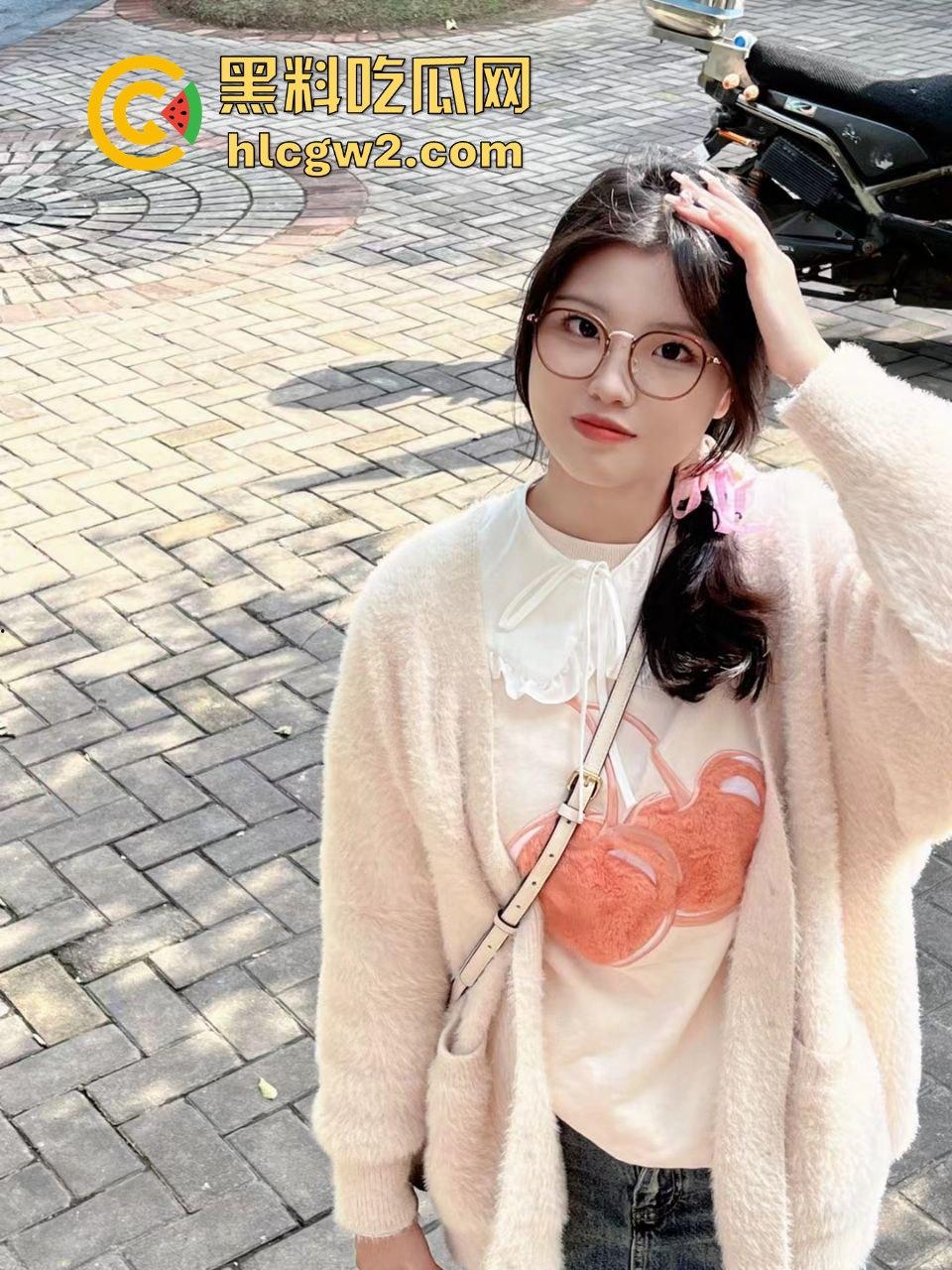 广西职业技术学院『严妍然』家里丝袜堆得跟小卖部似的！肉丝黑丝白丝轮番上演足交秀，男友被操到腿软！-1