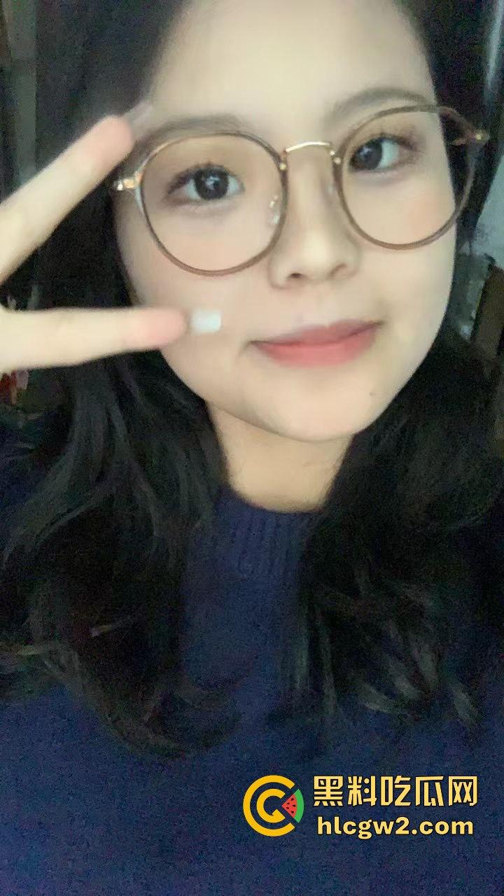 广西职业技术学院『严妍然』家里丝袜堆得跟小卖部似的！肉丝黑丝白丝轮番上演足交秀，男友被操到腿软！-9