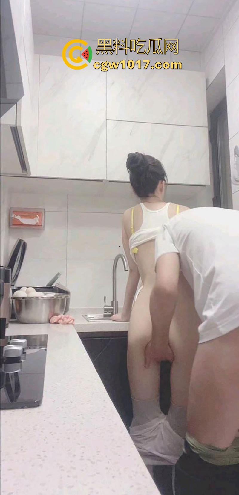 在厨房强上美艳瑜伽裤嫂子，按在厨房灶台就从后面猛干，插得嫂子淫水哗哗流，内射内射彻底被操服了！-2