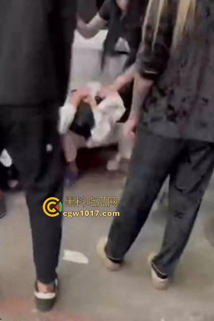 东北吉林豪横精神小伙小妹拳打脚踢白衣男，满嘴“打你咋地打你咋滴”，谁让白衣男欺负别人媳妇呢，找打！-8