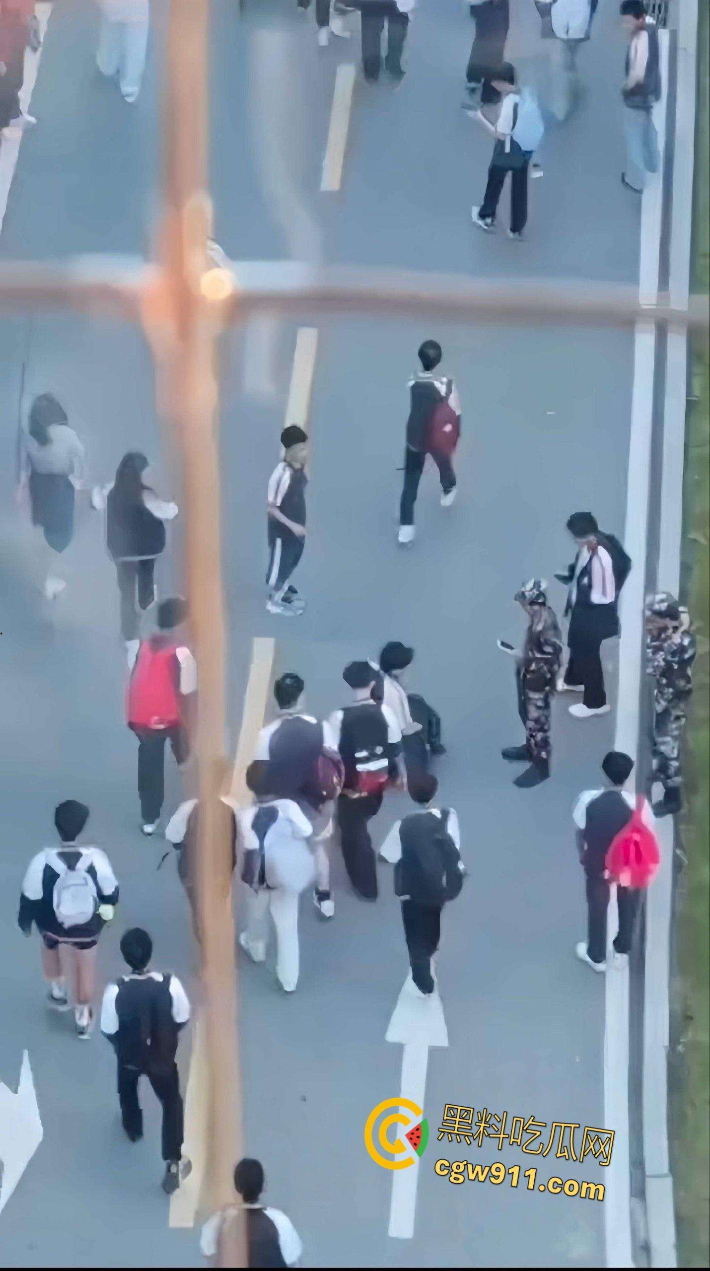 重庆市渝北职业教育中心 ，一名学生担心扣分，当众给纠察队下跪磕头，这不是纠察，这是对尊严的傲慢践踏！-4