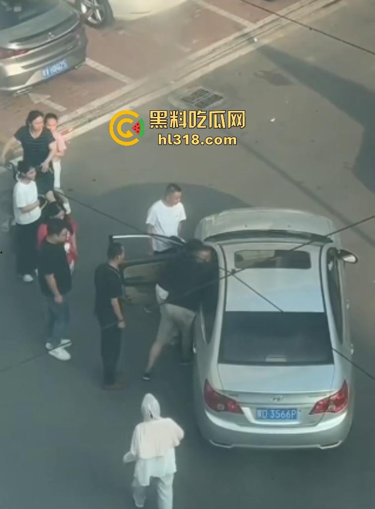 河南许昌长葛停车纠纷变全武行！本地司机狂挥拳痛殴外地车主，全家属拉着外地车主不让走！-4