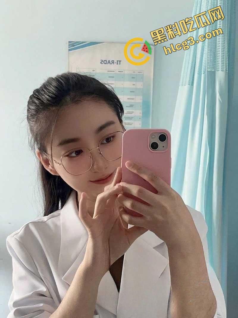 云南第一人民医院女护士『陈萍萍』为升职加薪献身科室主任 翘臀趴在办公桌上 让领导后入泄火-3