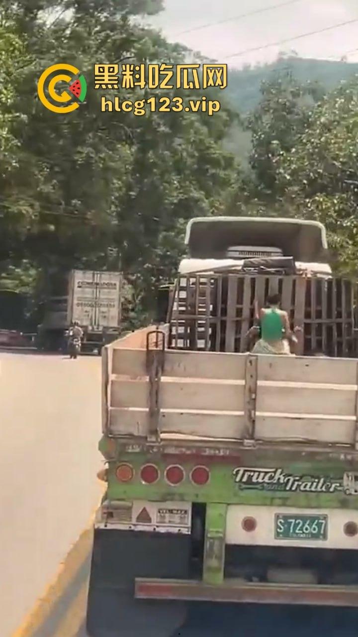 小情侣货车后斗露天啪啪  高潮过后两个人都愣了 居然被后车拍下全过程-3