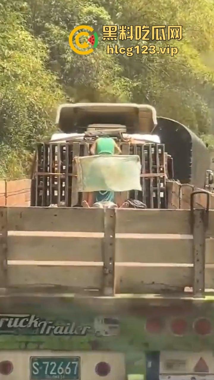 小情侣货车后斗露天啪啪  高潮过后两个人都愣了 居然被后车拍下全过程-6