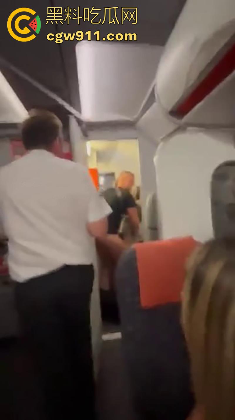 飞机厕所门高空性爱，老外情侣厕所激战，门户大开当众做爱，被拍下后在抖音被疯传，女主身材也太赞了！-5