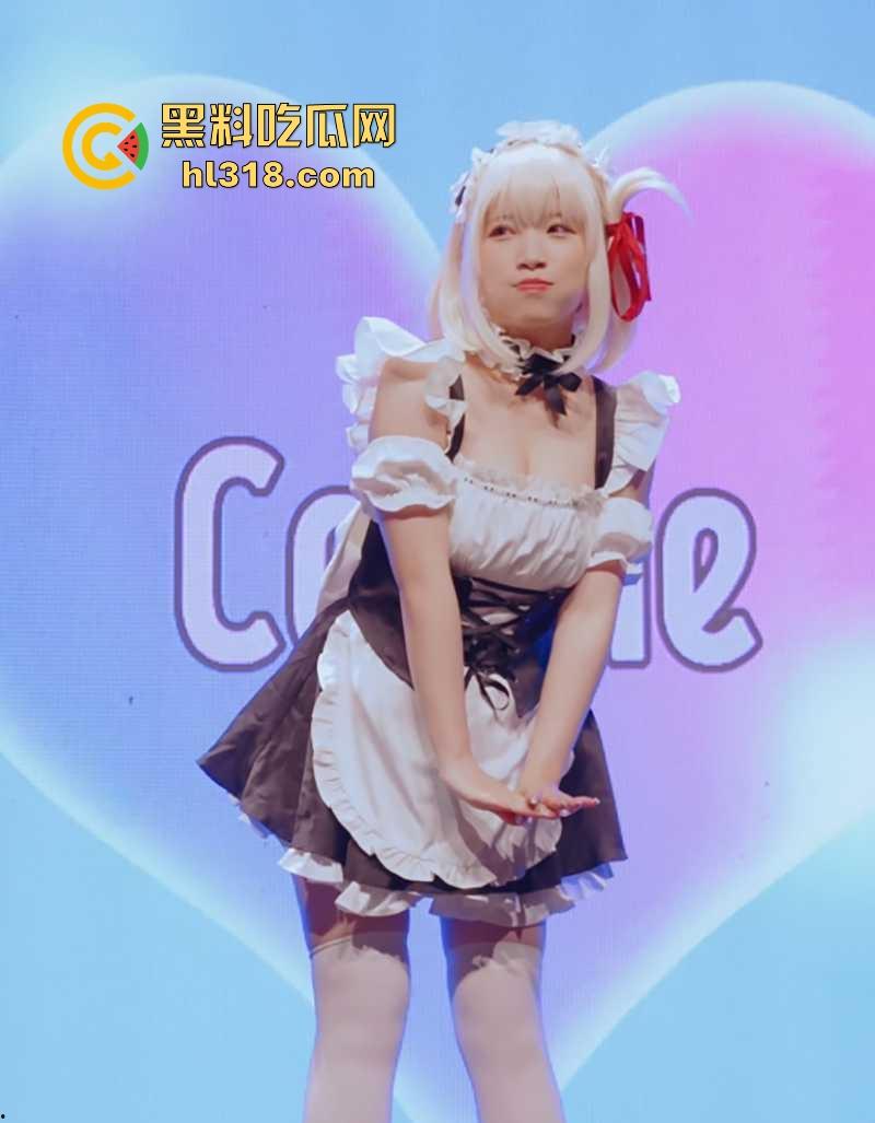 台湾COSPIE同人动漫展！性感嫩模上演暴露cos，衣着寸缕展示巨乳翘臀，纯纯的女优比脱衣大会！-12