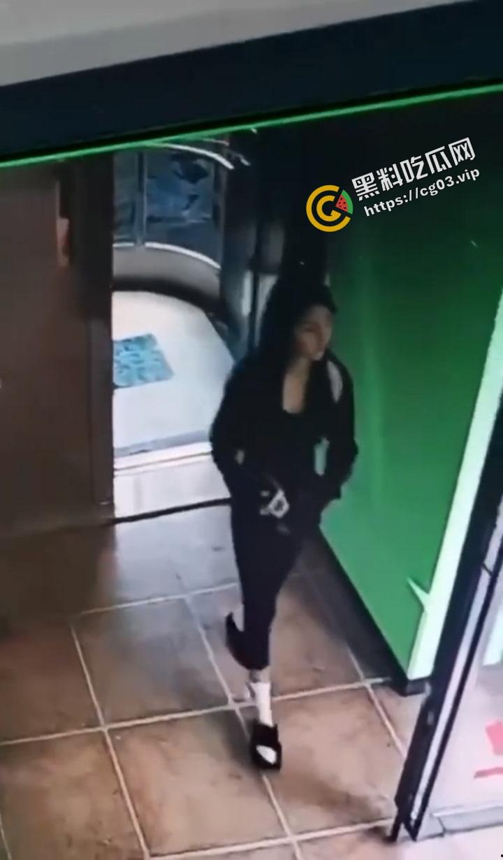 河南驻马店 不文明行为！女子在电梯内排泄 无视监视器淡定离开-6