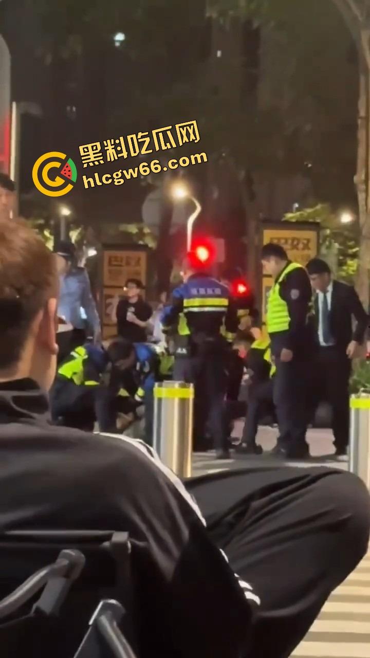 深圳龙华商场惊现当代刀客，男子当街狂捅女子，疑似被绿崩溃现场开演爱情没了，人也疯了！-9