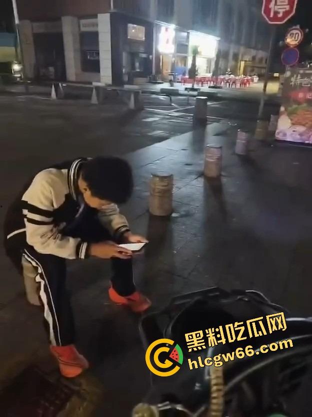 深圳龙华商场惊现当代刀客，男子当街狂捅女子，疑似被绿崩溃现场开演爱情没了，人也疯了！-10