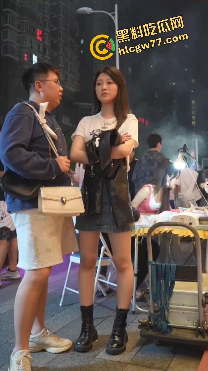 深圳夜市骚出天际，烧烤没烤熟，偷拍老哥忙着偷KKB，小手一探裙底风光一览无余！-3