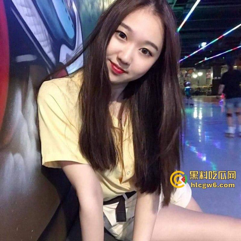 极品美乳妹子【邹雯】不雅自拍视频被渣男炫耀泄密 揉胸抠B自慰十分刺激！-4