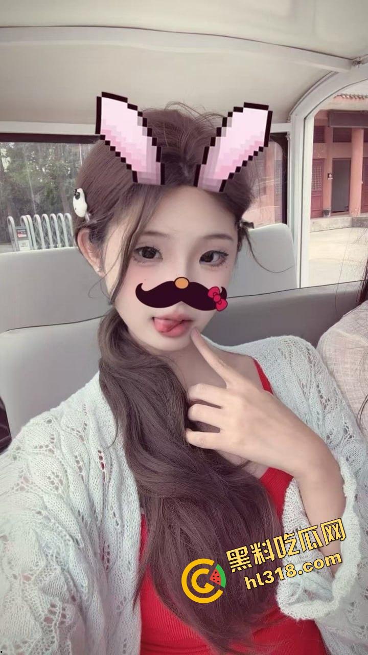 万物皆可插的骚逼女人性欲高到没天理，家里啥都能插，梳子拿来当鸡巴，自己玩得高潮喷水！-2