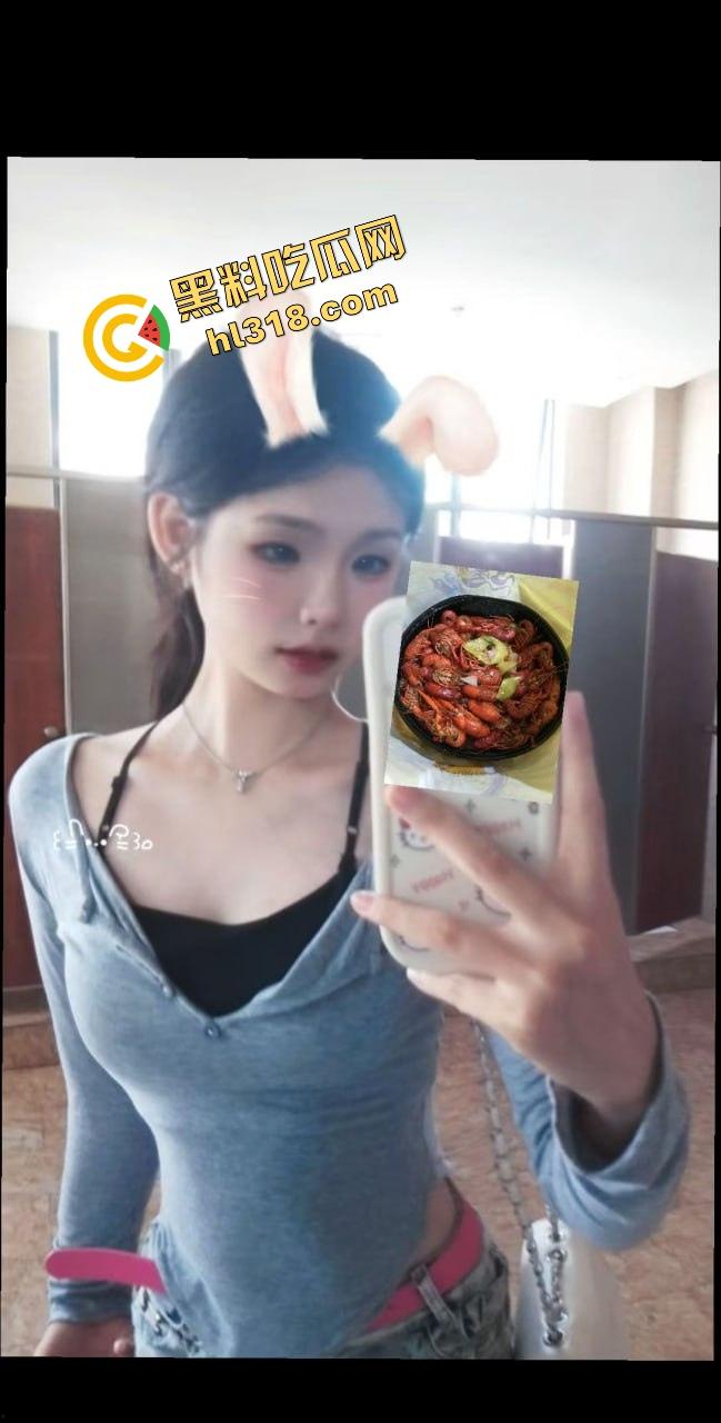 万物皆可插的骚逼女人性欲高到没天理，家里啥都能插，梳子拿来当鸡巴，自己玩得高潮喷水！-7