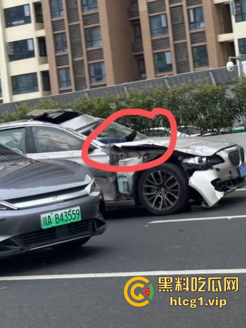 重口慎入！成都金丰高架发生一起惨烈车祸 货拉拉司机身体零件散落一地！-2