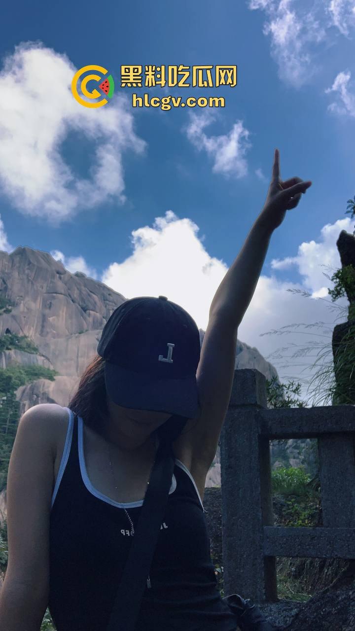 重庆信息科技大学【林薇】网传清纯女神化身外围小母狗？白丝足交、后入打桩，完全颠覆校园形象！-7