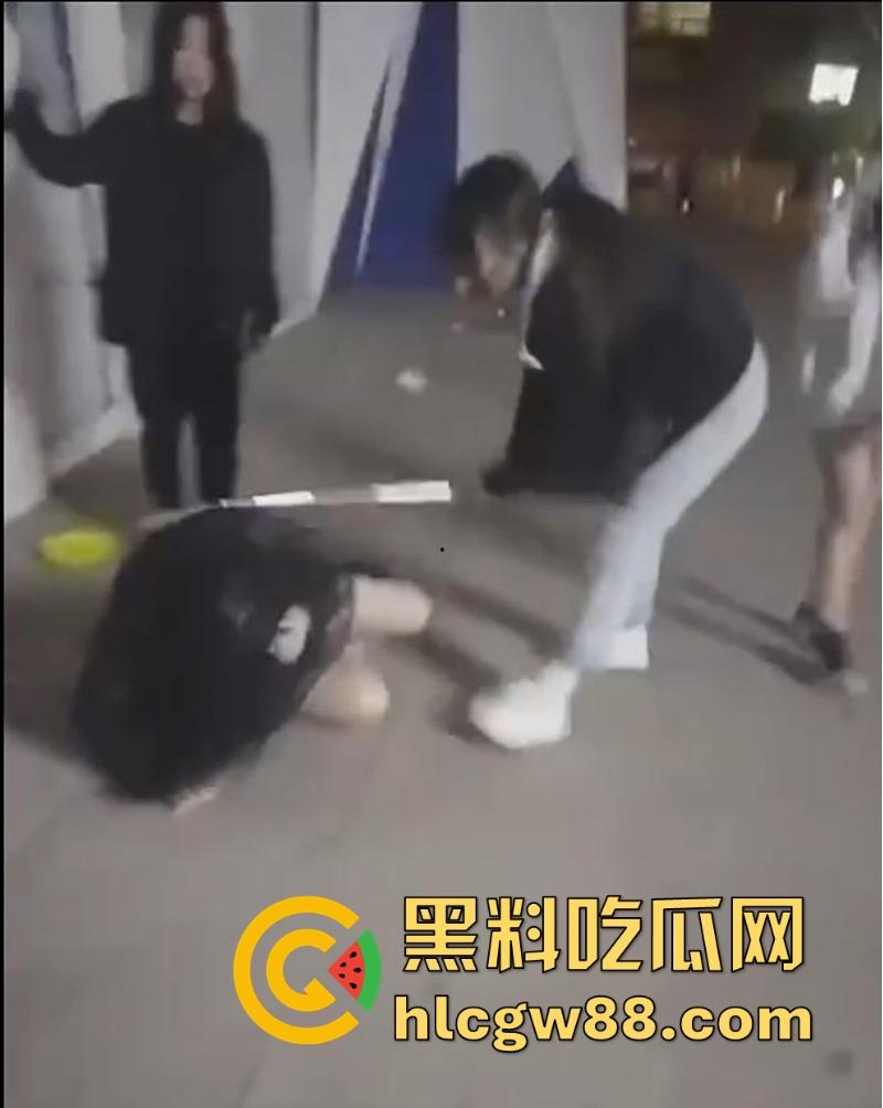 东北精神小妹之间的战斗 一群少女围殴两名姐妹 拽着头发暴打 看呆同行小伙 太狠了!-2