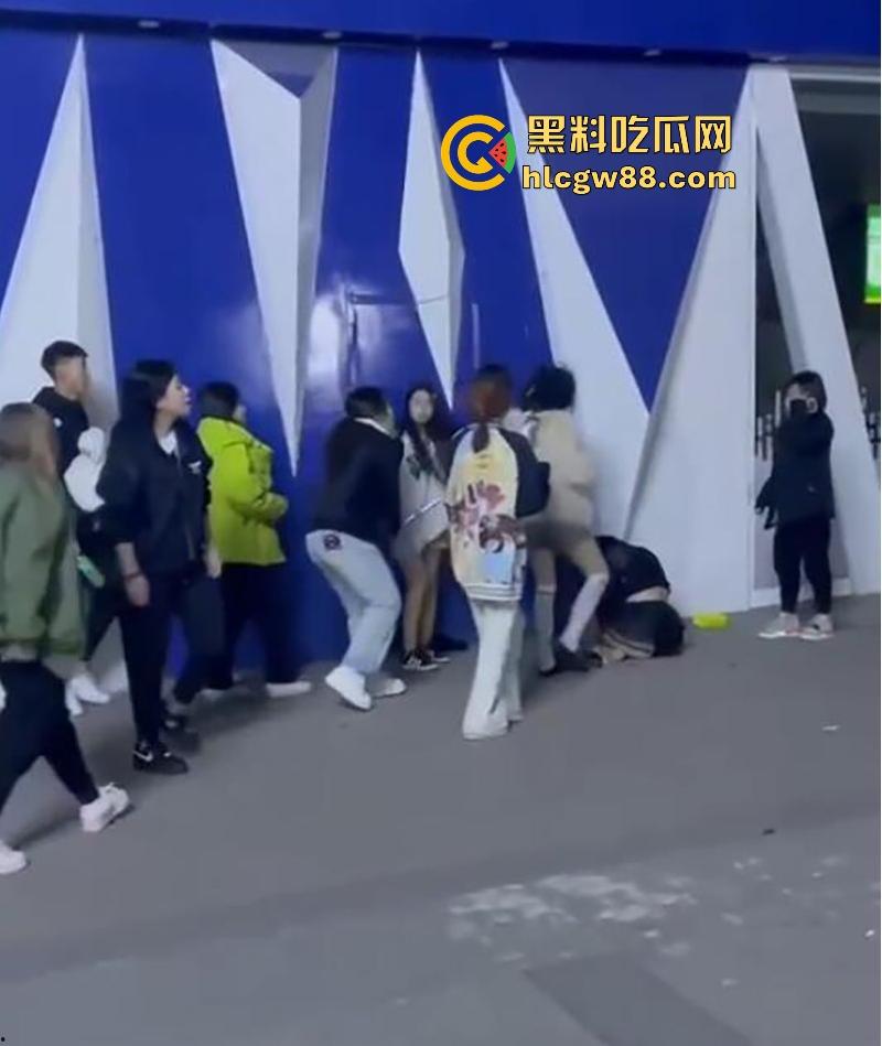 东北精神小妹之间的战斗 一群少女围殴两名姐妹 拽着头发暴打 看呆同行小伙 太狠了!-4