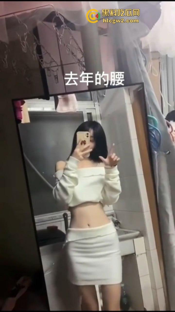 独家曝光！推特大神调教外国语学院极品萝莉一起多人群P 小母狗嘴上说怕被玩死 其实内心爽的一批 全程双洞齐开浪叫连连-1