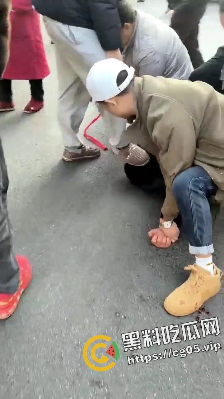 四川成都新都正因小区菜市场杀人案现场画面！一新疆人疑似精神病连砍八人-3