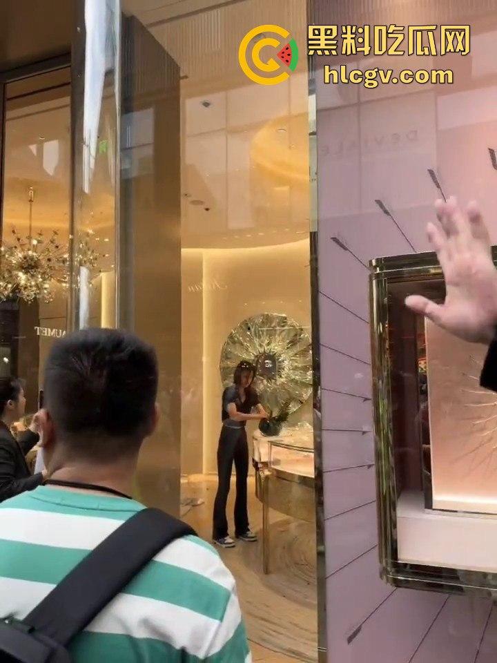 成都太古里00后女孩发疯砸店！要妈妈买Tiffany不买就砸，砸完还甩一句我有抑郁症，这不是笑死人吗？-1