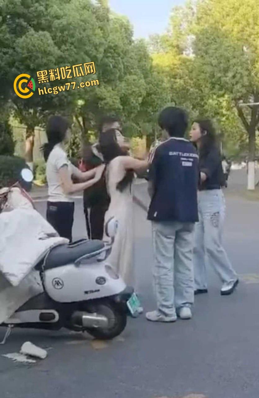 滁州学院渣男花心翻车,女友当众耳光伺候,360度捉奸现场嗨爆全网!-4