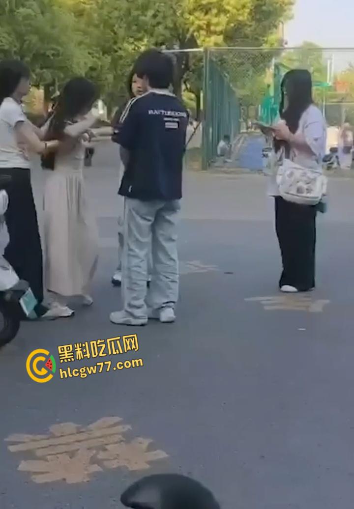 滁州学院渣男花心翻车,女友当众耳光伺候,360度捉奸现场嗨爆全网!-6
