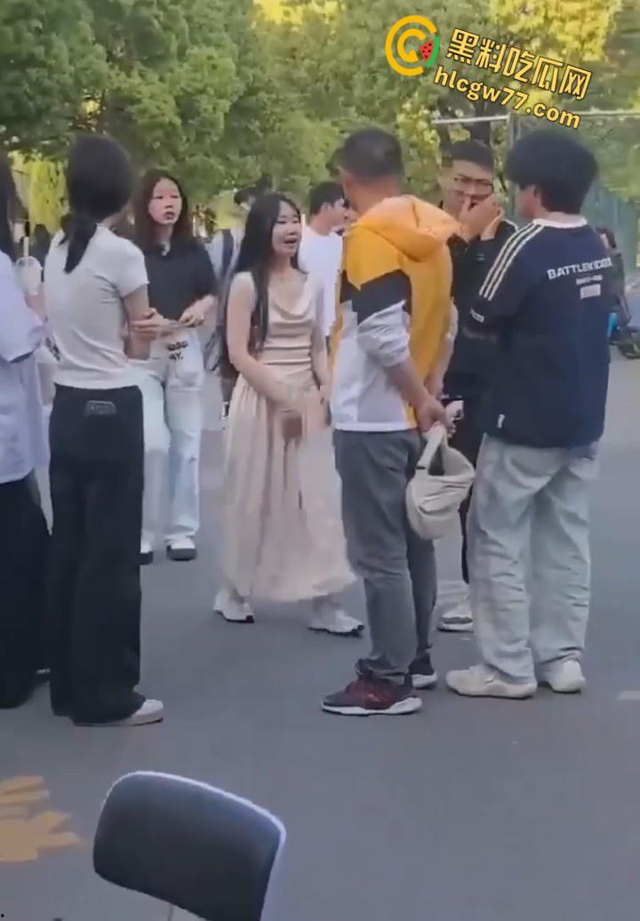 滁州学院渣男花心翻车,女友当众耳光伺候,360度捉奸现场嗨爆全网!-7