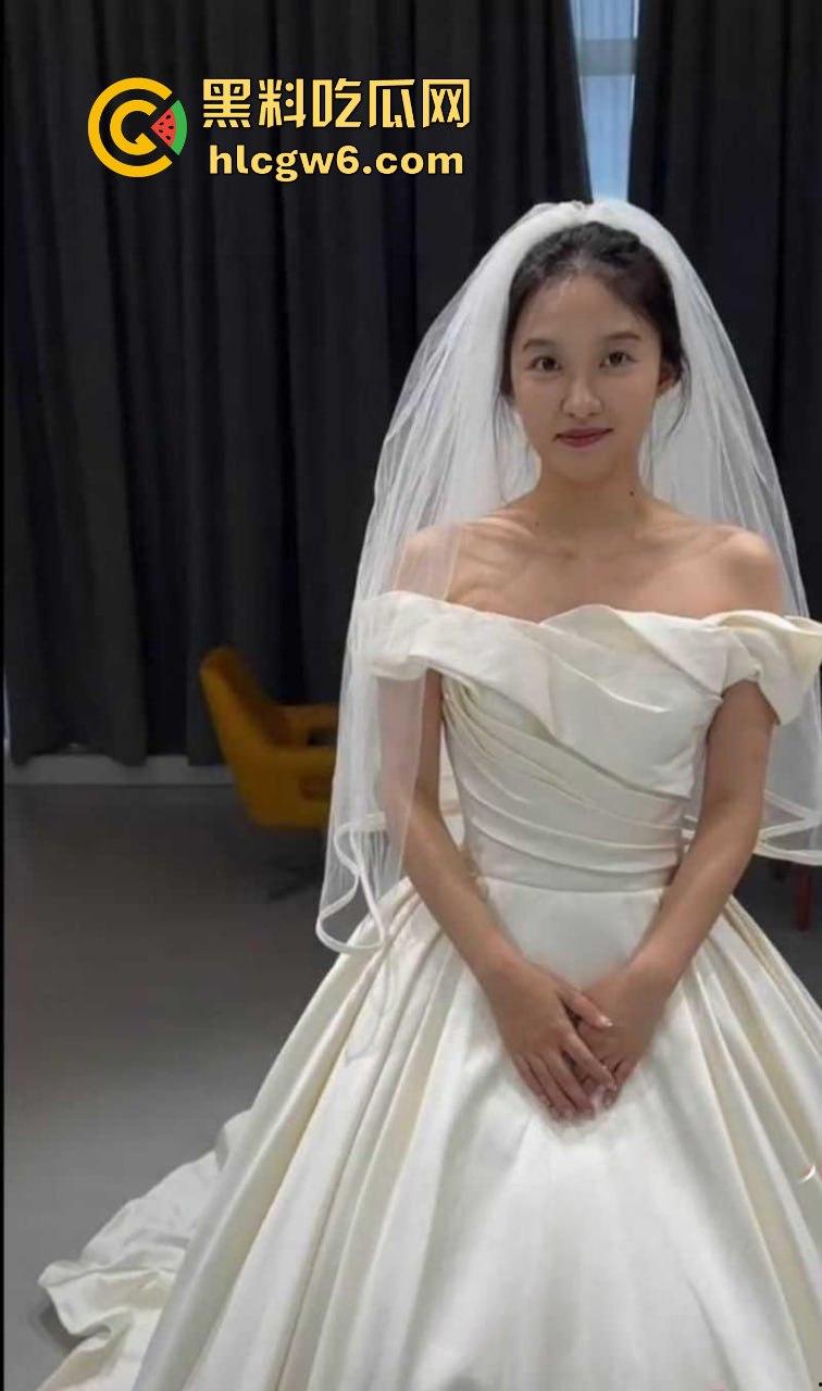 重榜黑料流出!!抖音600w粉丝网红【牟牟刘啊】早期自慰视频被渣男曝光,奶头还是粉色的。-5