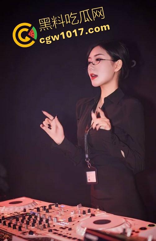 广州夜店女DJ真空打碟！不穿内裤上阵，边打碟边流淫水，收场时还随机挑选忠实听众酒店啪啪，难怪这么酒吧求着她去！-7