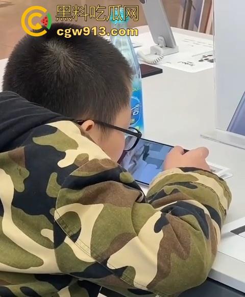 小米之家小孩哥在线看黄片！暑假快结束了赶紧来手机店看，去厕所撸小鸡鸡，不是没人告诉你看片来黑料看呀！-3