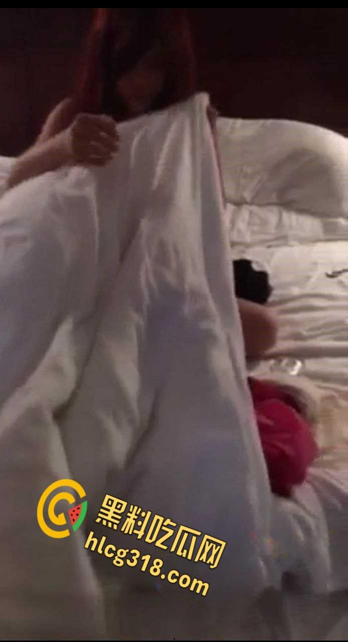 每日一抓泰国清纯巨乳学生妹，被原配堵在酒店抓奸床上，这样极品的奶子谁看了不迷糊 !-3