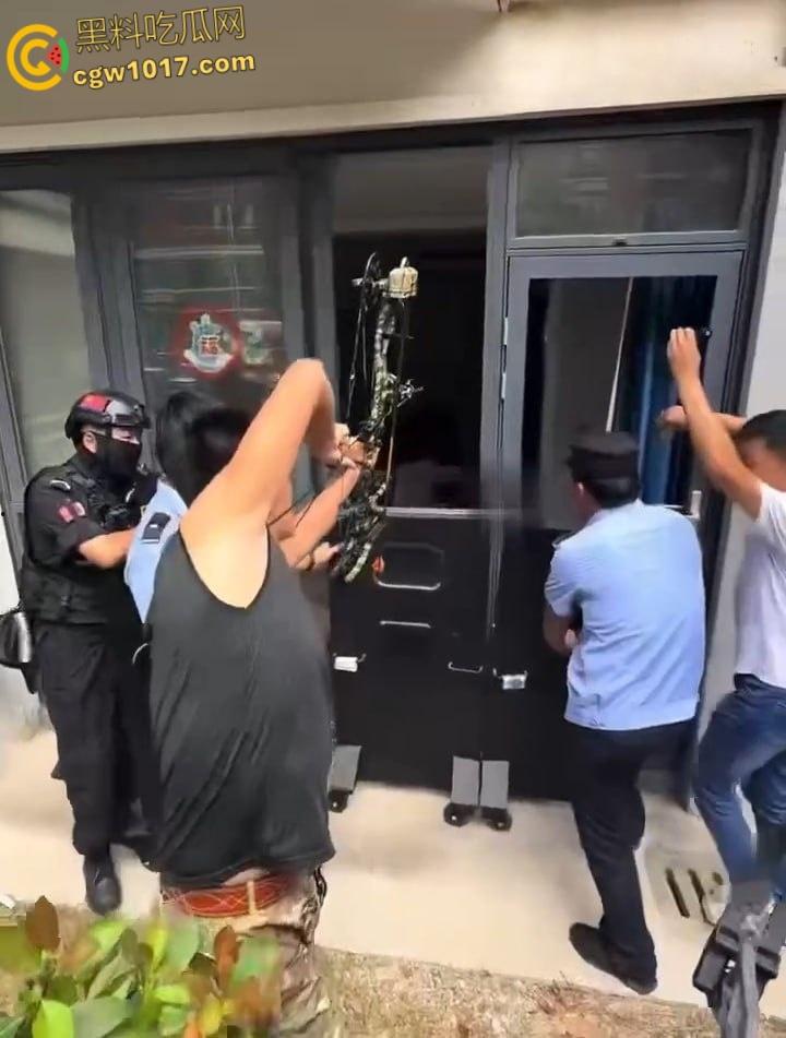 安徽马鞍山和县京都公馆,一头野猪将居民门撞坏后跑进居民家里,公安携带猎犬和道具将野猪麻醉 !-5