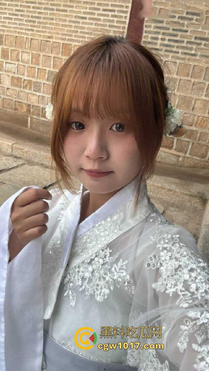 成都大学微胖小学妹【邓嘉义】做爱视频泄漏，露脸口交深喉舔屌，男友无套猛干高潮颜射！-3