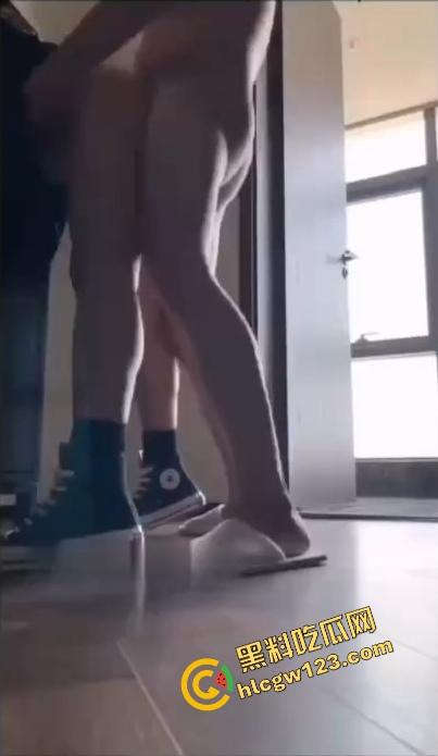 黑料吃瓜粉丝必看，京爷约炮太地道了，匡威妹子桌上一顿啪啪啪，就是不给看逼有点不厚道了！-7