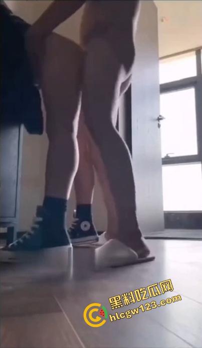 黑料吃瓜粉丝必看，京爷约炮太地道了，匡威妹子桌上一顿啪啪啪，就是不给看逼有点不厚道了！-8