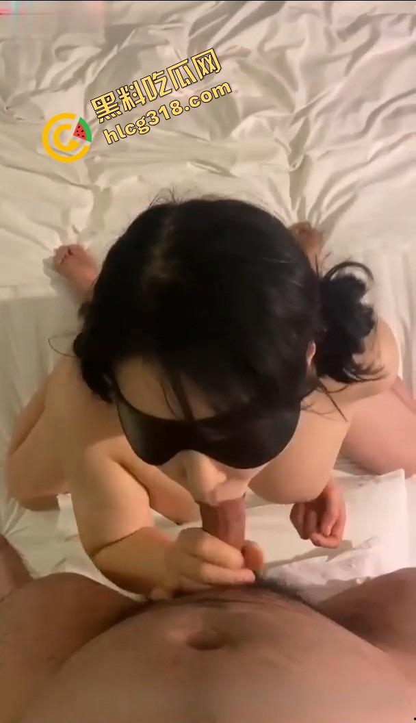 白皙爆奶骚少妇蒙眼深喉只为更刺激，口交成瘾只为极致高潮，这场激情你敢看完吗？谁能不心动？-12