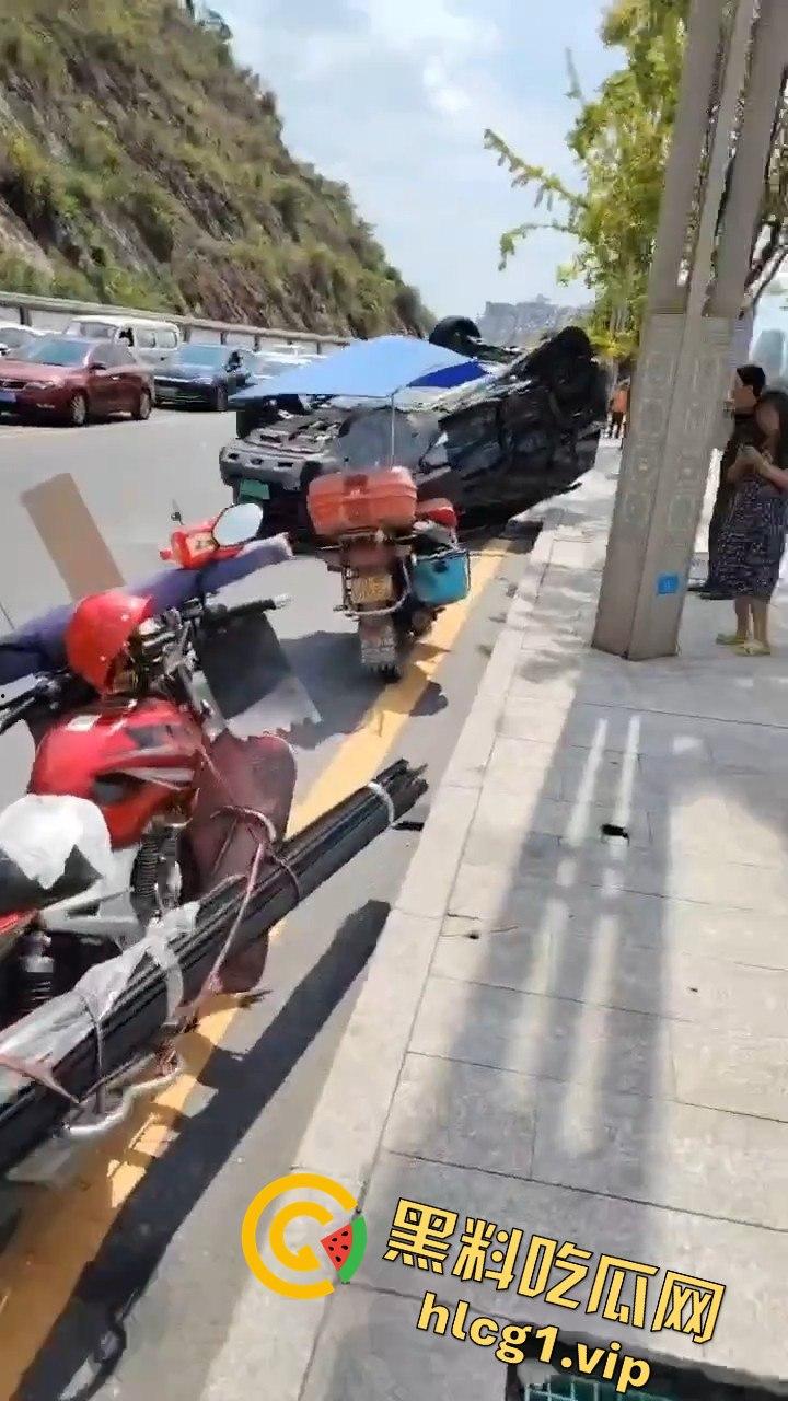 达州车祸五连撞酿惨剧，坦克300被撞翻，电动车司机惨遭碾压-2