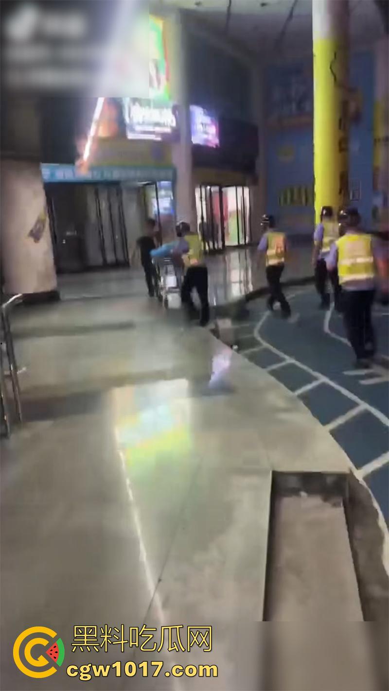 商场玩真人CS,竟真玩出人命了,广东阳江某商场,举办真人cs,竟用帆布当掩体,导致18岁男子掉下去摔死!-4