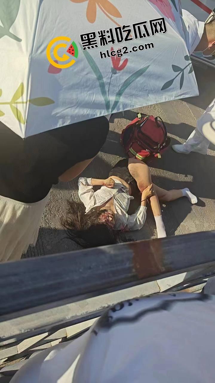 西夏万达摩托车祸 女骑士飙车撞上出租车 撞飞重摔在地 仙女脸被磨去一半 惨不忍睹-6