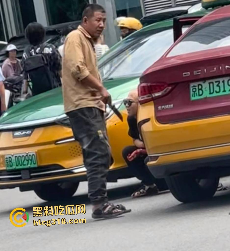北京天街路口出租车司机撞车起冲突！棕衣司机刀捅黑衣司机直接倒地，天子脚下犯法直接打电话自首！-4