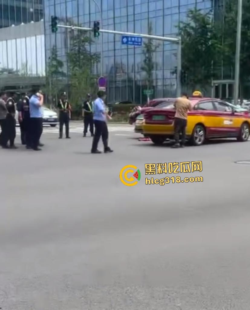 北京天街路口出租车司机撞车起冲突！棕衣司机刀捅黑衣司机直接倒地，天子脚下犯法直接打电话自首！-7