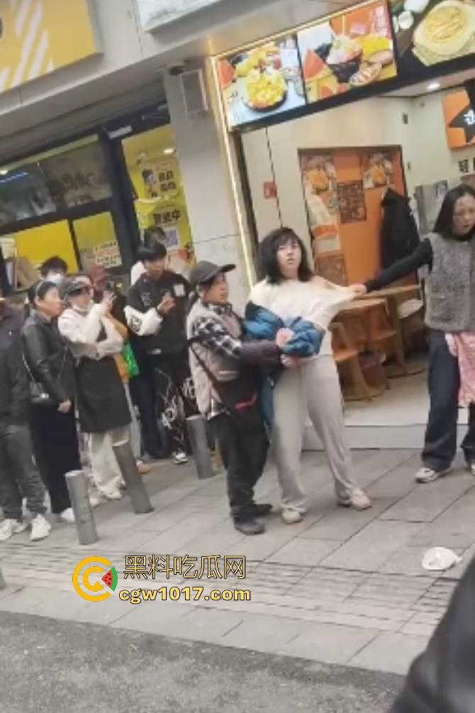 株洲芦淞区蜀香锅盔店，20岁无业骚妹吃完两份拒付钱，脱外套跑路被店主扯衣露膀子，这是霸王餐专业户还是真困难？-1
