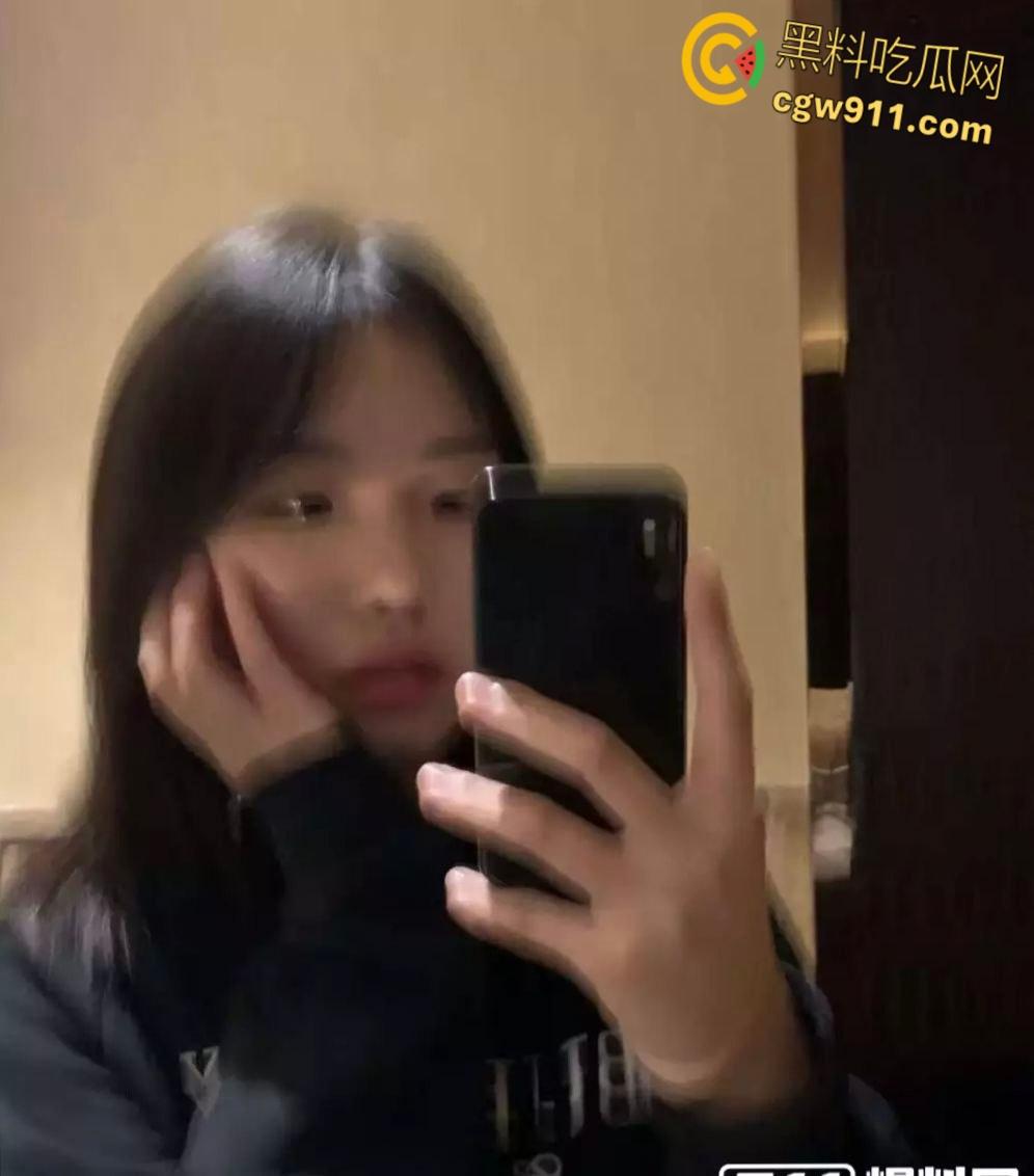 湘潭大学【刘宁】，与男友开房视频流出，清纯外表角色扮演样样都来，情趣黑丝诱惑爆棚，浴室镜前多姿势爆操！-1