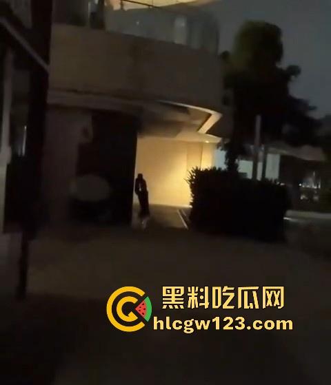 成都东郊记忆酒吧街，老外激情就干 老外就是开放 不知道干的是不是又是我们国内T0版本的小仙女！-7